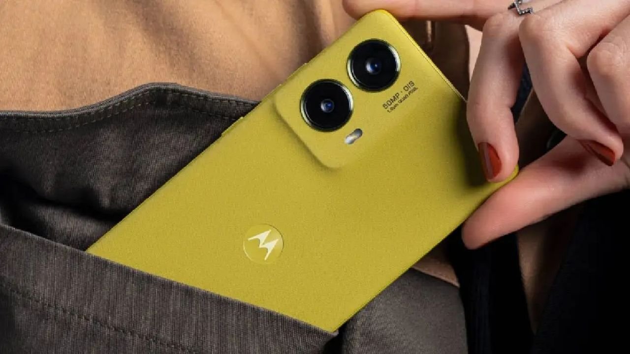 Moto Edge 5G Launched: 400MP Camera and 220W Fast Charging Smartphone at Just ₹8,999